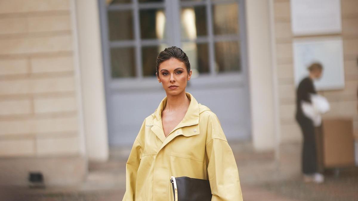 Look de street style con una chaqueta bomber amarillo