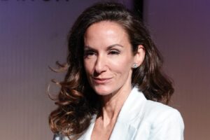 Le look de Telma Ortiz à Marbella que nous n'avions pas vu et qui est parfait pour les invités du mois d'août : robe Mango et boucles d'oreilles Zara
