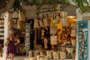 Le petit magasin de Jávea où font leurs achats les femmes les mieux habillées d'Alicante : « Elles ont les plus beaux sacs et bikinis bohèmes »
