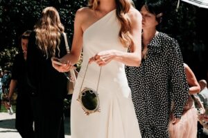 Le plus viral chez Zara : 5 belles robes midi à porter avec des sandales plates et à réussir sur les terrasses cet été 2026