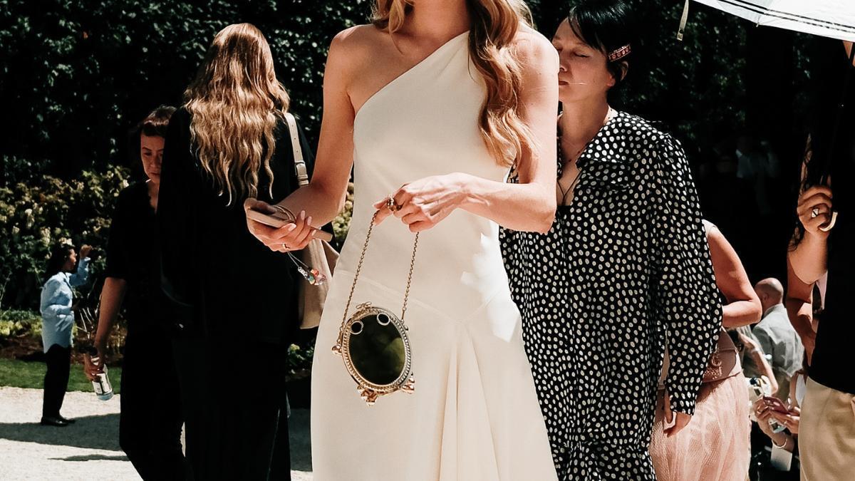 Lo más viral en Zara: 5 vestidos midi preciosos para llevar con sandalias planas y triunfar en las terrazas este verano 2026