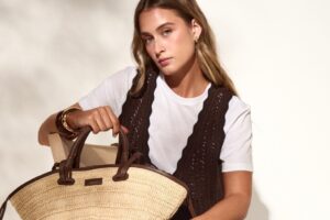 Les accessoires et compléments intemporels portés par les femmes les plus élégantes : faits à la main, confortables et pour rehausser toutes les combinaisons.