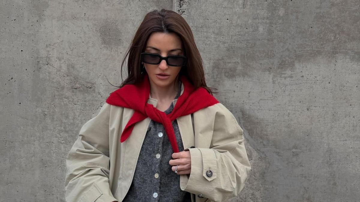 Look de street style de Alexandra Pereira que podríamos lucir con las Adidas marrones