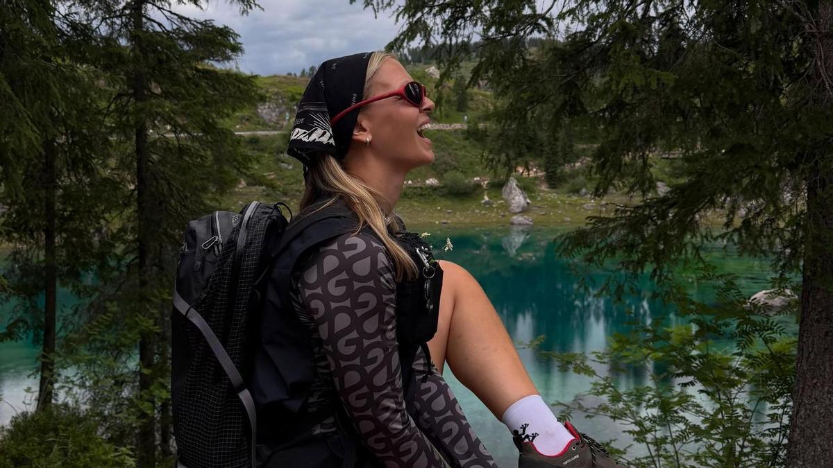 Look de la influencer Hollie Mercedes para hacer senderismo