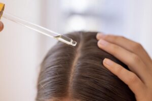 Les coiffeurs sont d'accord : « On peut utiliser l'huile de romarin deux à trois fois par semaine sur les cheveux ; quelques gouttes bien réparties suffisent. Elle peut être bénéfique pour les cheveux ternes, secs ou sujets aux frisottis. »