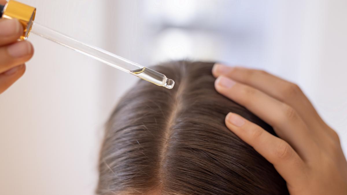 Los peluqueros coinciden:"El aceite de romero podemos utilizarlo dos o tres veces por semana en el pelo, unas gotas bien distribuidas son suficientes. Puede resultar beneficioso para cabellos que se encuentran apagados, secos o con tendencia al encrespamiento"