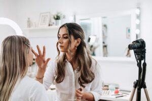 Les experts sont d'accord : « La crème Nivea dans le flacon de maquillage bleu est idéale pour mélanger avec le maquillage et pour bien d'autres astuces beauté »