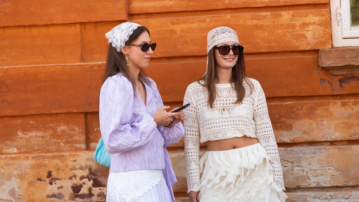Looks de street style de Copenhague que hacen match con las nuevas Converse