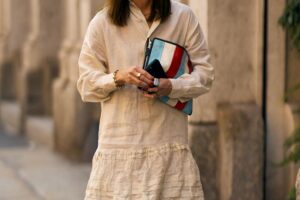 Les soldes chez Zara montent en flèche : 5 robes courtes à manches longues que vous porterez avec des sandales plates cet été et avec des bottes hautes l'automne prochain 2026