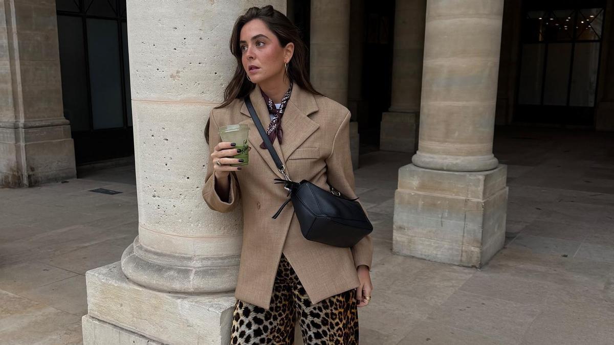 Look de la influencer Alejandra Segura con pantalones animal print