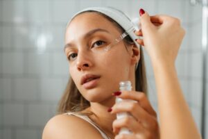 Maria Marcos, dermatologue : « Les principes actifs que vous utilisez dans vos soins quotidiens pourraient provoquer des taches sur votre visage et irriter votre peau »