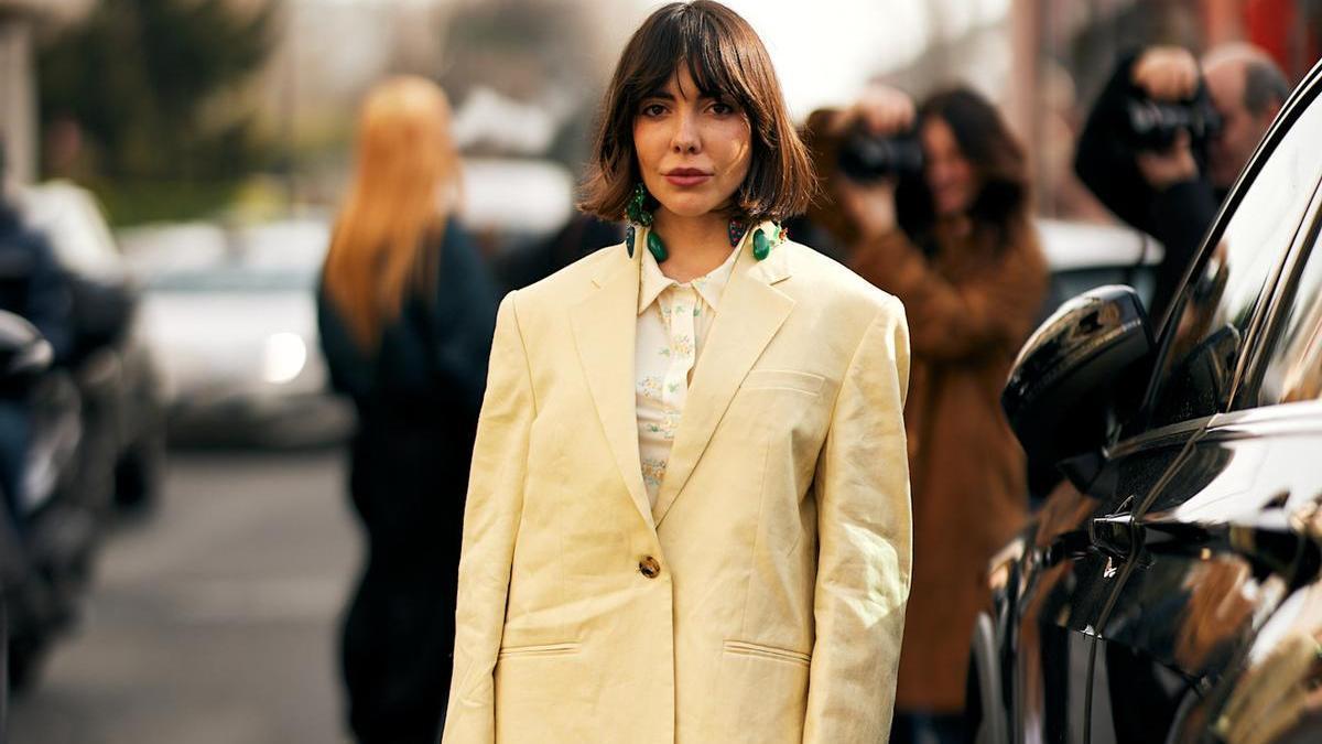 Look de street style con unas bailarinas negras súper comodas y estilosas