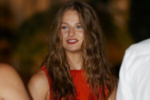 Nadia Barrientos, experte en coiffure, à propos des cheveux de la princesse Leonor : « Les longues dégradés rehaussent les ondulations douces et décontractées, tandis que les reflets délicats dans les tons miel illuminent le visage sans perdre en profondeur. »