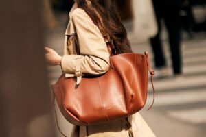 Parfois va plus loin avec le sac cabas en cuir qui a l'air luxueux, mais ne dépasse pas 35 € : idéal pour retourner au bureau