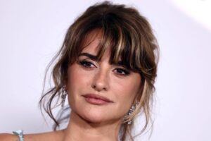 Penélope Cruz (52 ans) : « Je me brosse le corps à sec de temps en temps, cela aide à éliminer les toxines. De plus, mon maquilleur, Pablo Iglesias, m'a utilisé un rouleau de jade pendant le tournage de notre dernier film et ça marche vraiment. »