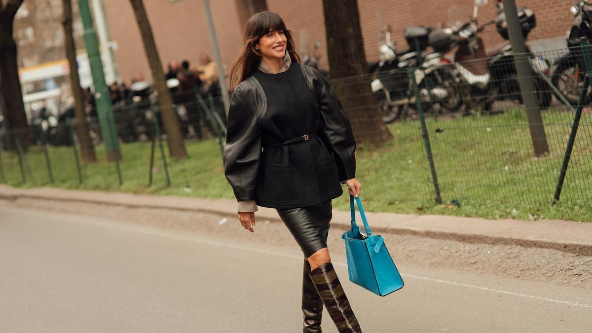 Look de street style con un bolso shopper en tono azul