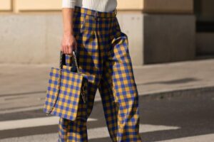 Retrouvez chez Parfois les pantalons à carreaux tendance automne 2026 que vous pouvez également porter en été avec des t-shirts basiques et des hauts habillés