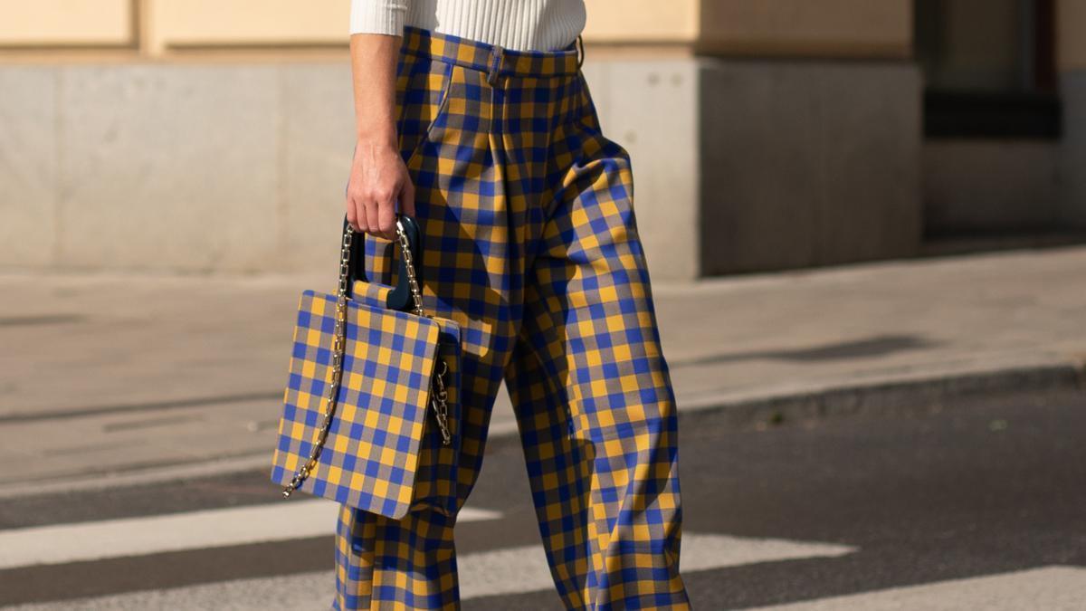 Encontrados en Parfois los pantalones de cuadros de tendencia otoño 2026 que puedes llevar también en verano con camisetas básicas y tops de vestir
