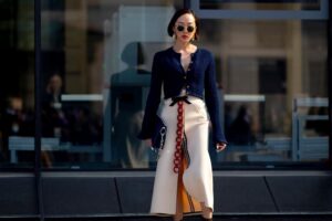 Sfera est en avance sur la mi-temps avec cette veste en maille bleu paon, idéale pour rehausser les looks de bureau en septembre.