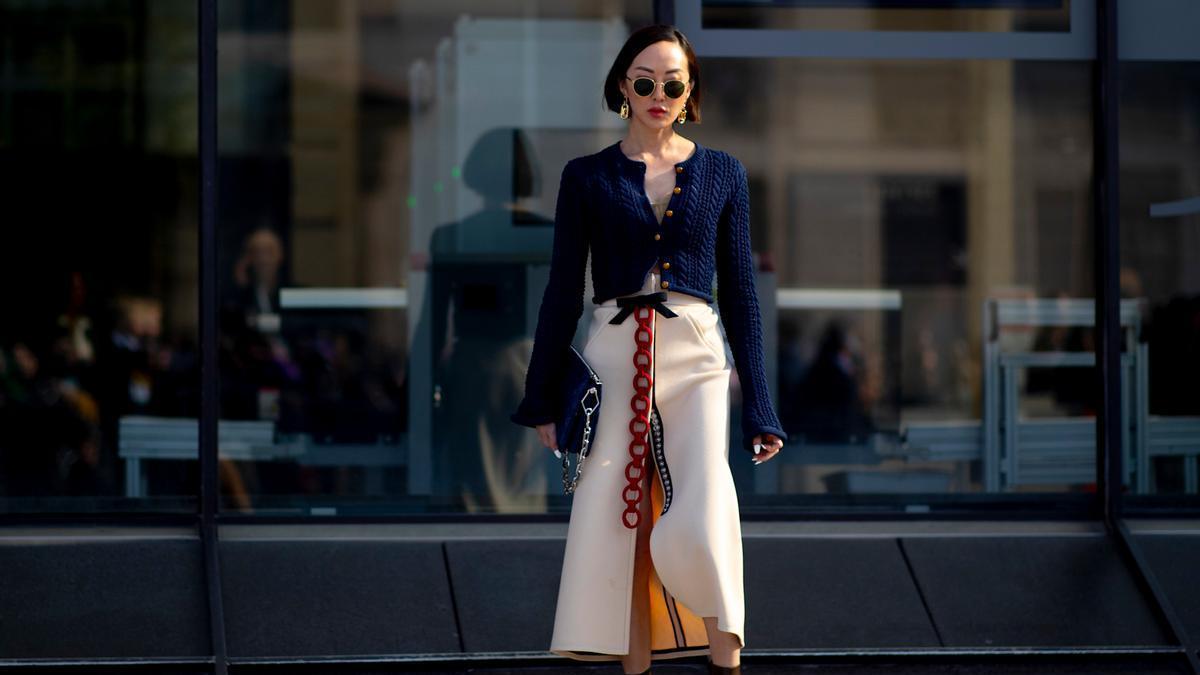Look de street style con una chaqueta azul similar a la de Sfera