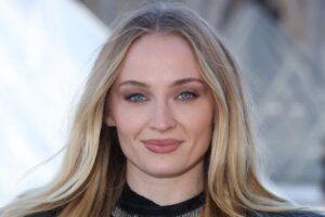 Sophie Turner (30 ans) : « Je me teins les cheveux depuis l'âge de 13 ans. Aujourd'hui, je ne m'identifie à aucune couleur de cheveux. Le blond est celui qui suscite le plus de réactions positives »