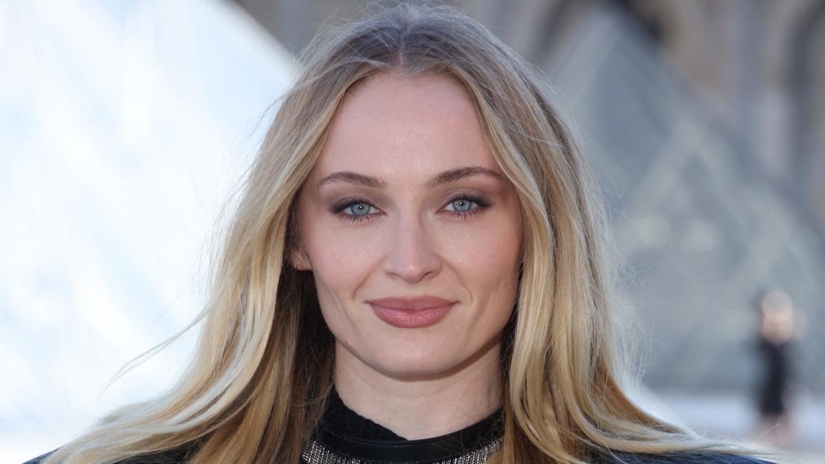 Sophie Turner (30 ans) : "Je me teins les cheveux depuis l'âge de 13 ans. Aujourd'hui, je ne m'identifie à aucune couleur de cheveux. Le blond est celui qui suscite le plus de réactions positives"