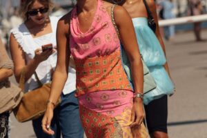 Succès retentissant chez Parfois pour ses nouvelles robes midi, idéales pour passer de la plage au bar de plage sans rentrer chez soi