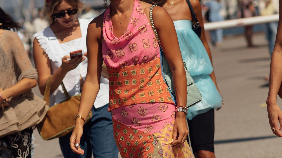 Éxito rotundo en Parfois por sus nuevos vestidos midi ideales para ir de la playa al chiringuito sin pasar por casa