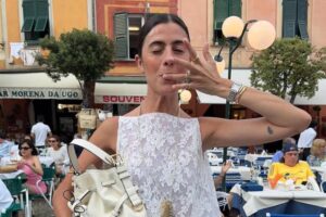 Vic Montanari, la mariée la plus drôle et la plus cool d'Instagram, réinvente le look du mariage civil : robe courte Prada, chaussures jaunes et bandeau avec voile
