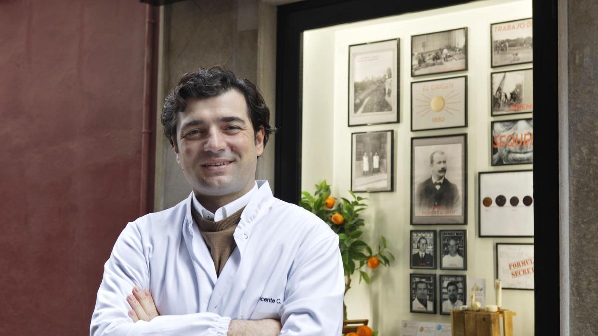 Vicente Calduch, farmacéutico: "La vitamina C ayuda a que la piel recupere un aspecto más uniforme, luminoso y saludable. Las manchas no desaparecen de un día para otro, por eso, la aplicación diaria es fundamental"