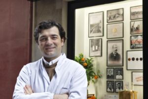 Vicente Calduch, pharmacien : « Se laver les pieds avec du sel et du vinaigre permet de les nettoyer et de les désinfecter, favorise la circulation et aide à réduire les lourdeurs. Cela adoucit également les callosités et permet d'éliminer plus facilement les callosités et d'améliorer les talons fissurés. »