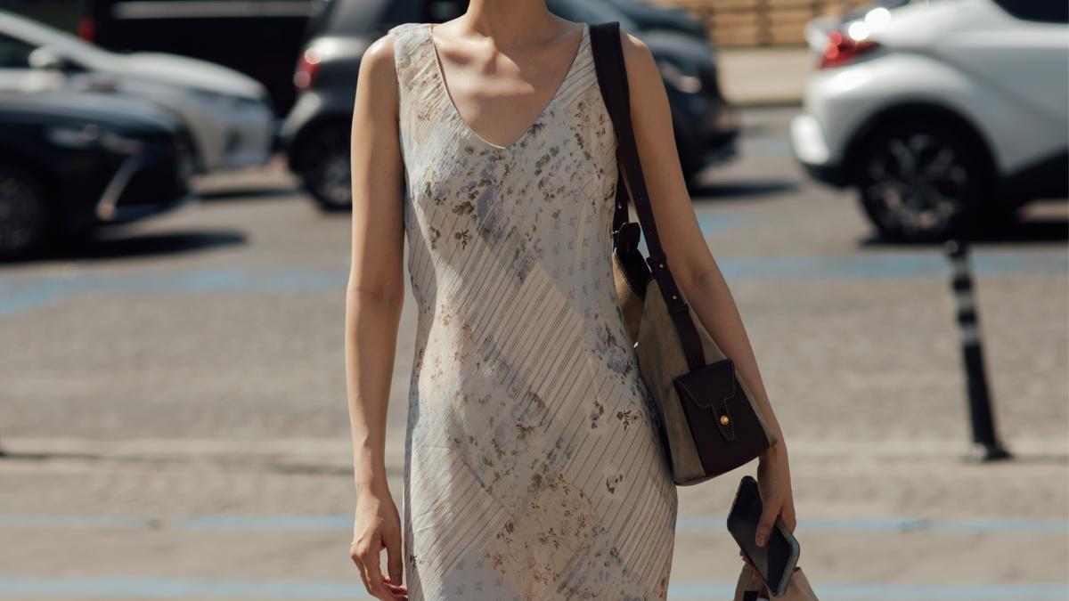 Zara rompe récord de ventas: 5 vestidos midi de tendencia 2026 que llevarás en agosto y septiembre con sandalias planas en tus cenas con amigas