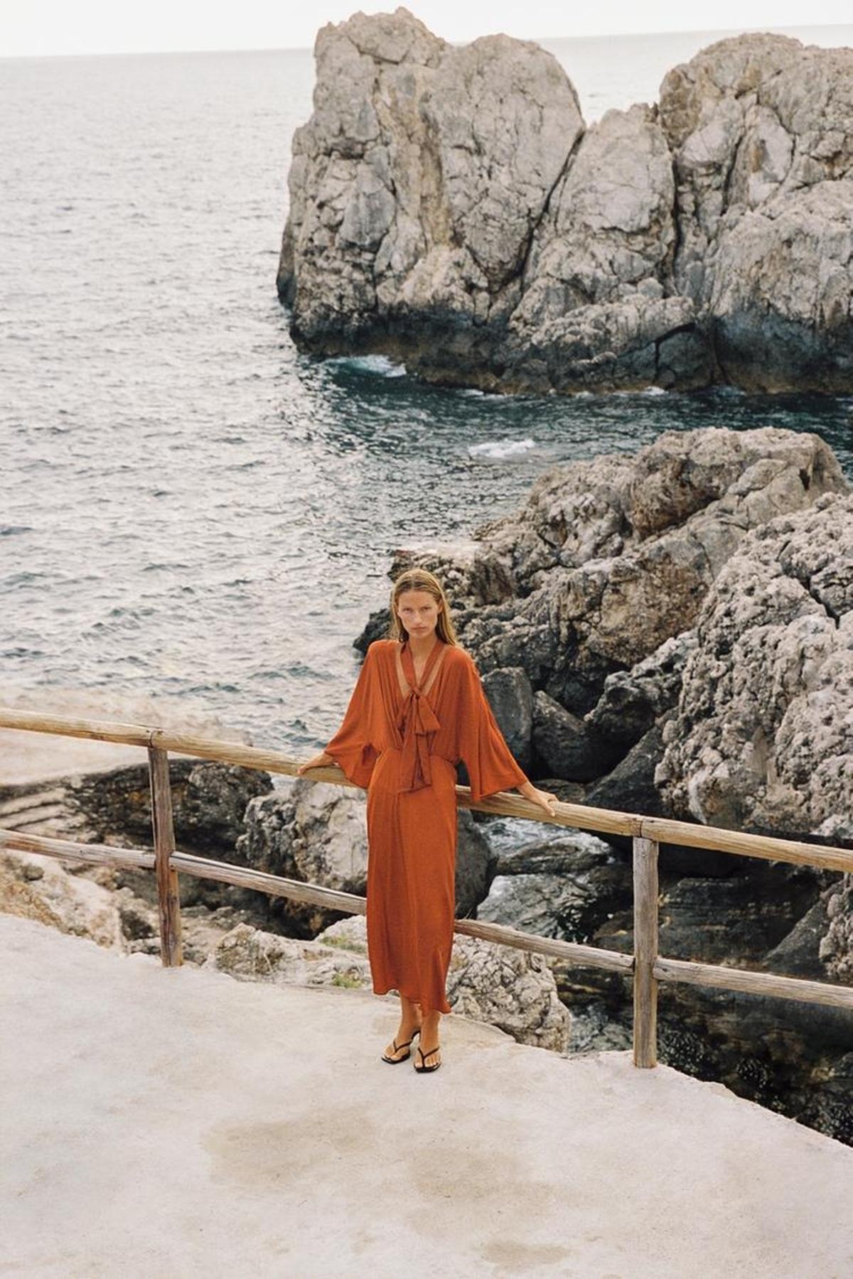 Robe midi en satin avec foulard