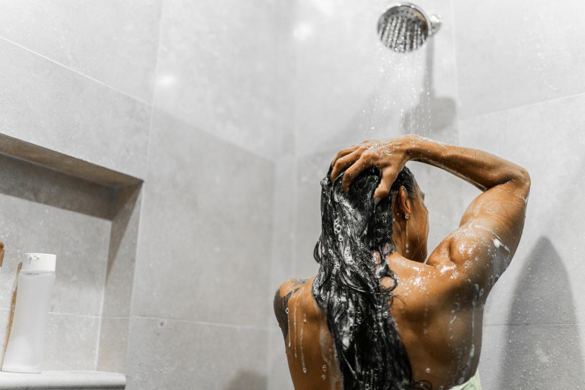 Quelle est la bonne façon de se laver les cheveux