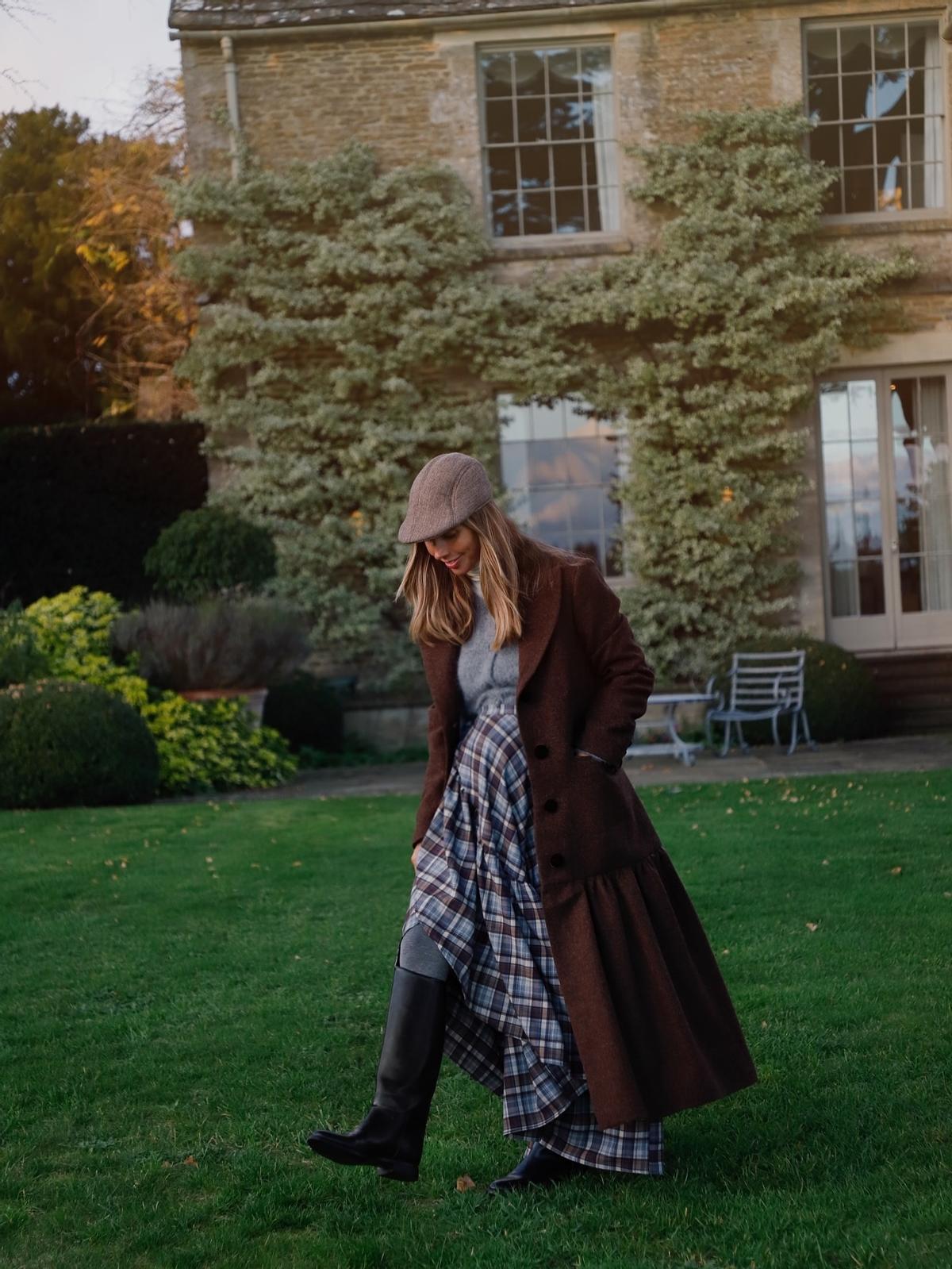 Look de l'influenceuse Lucía Barcena avec une jupe à carreaux