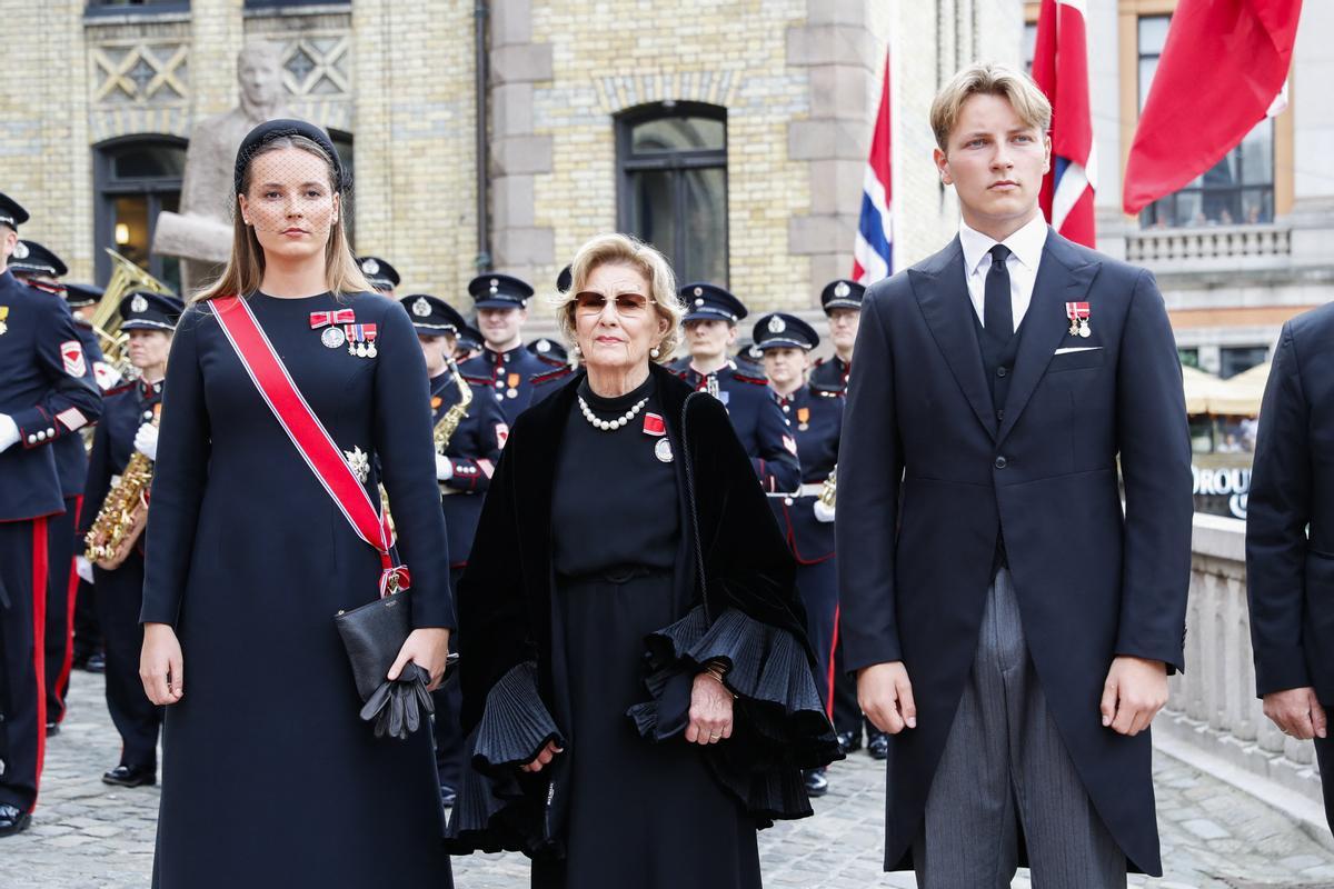 La princesse héritière Ingrid Alexandra, la reine Sonia et le prince Sverre Magnus lors de la proclamation du roi Haakon de Norvège