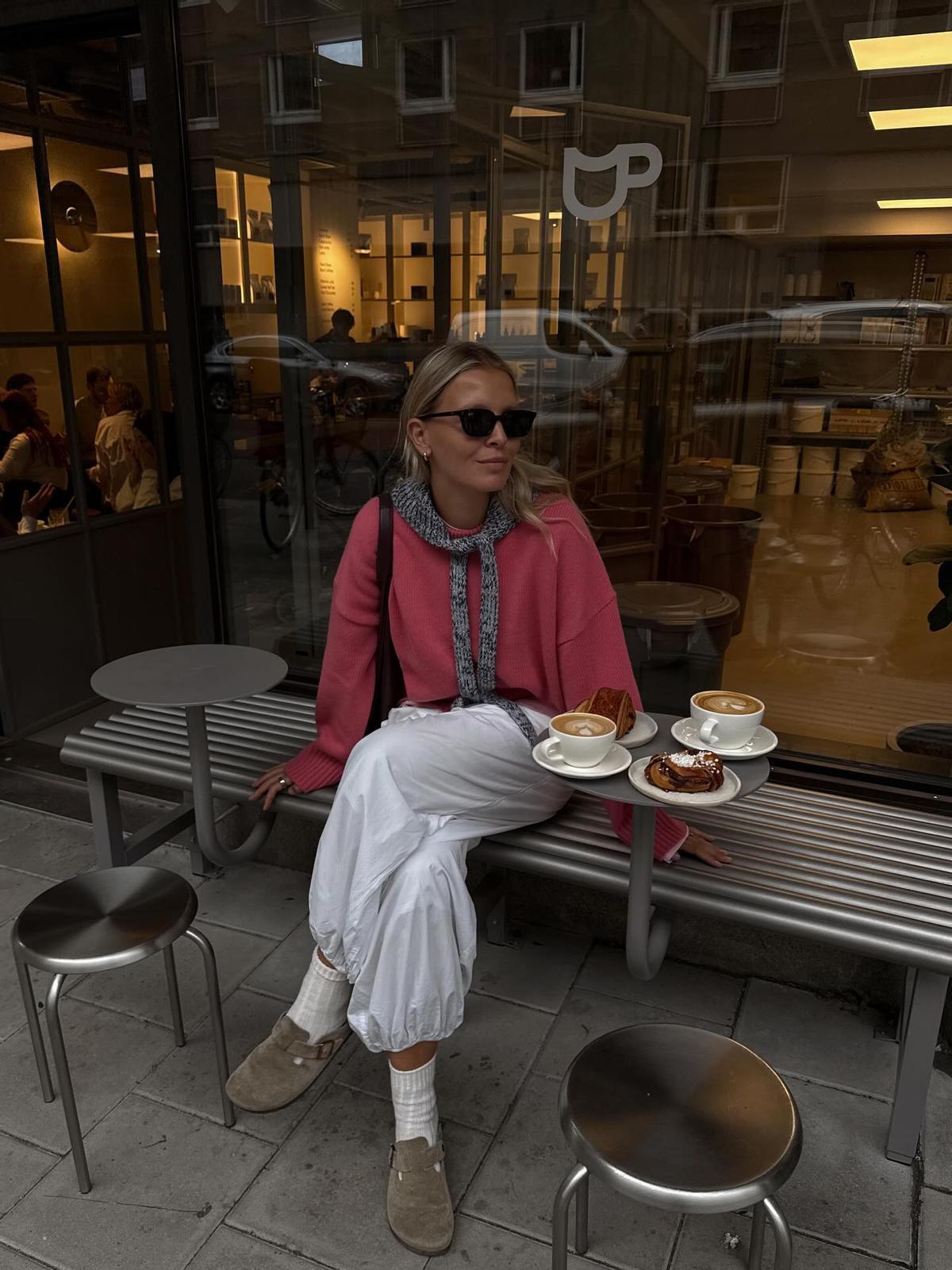 Look street style de l'influenceuse Hollie Mercedes avec des sabots type Birkenstock