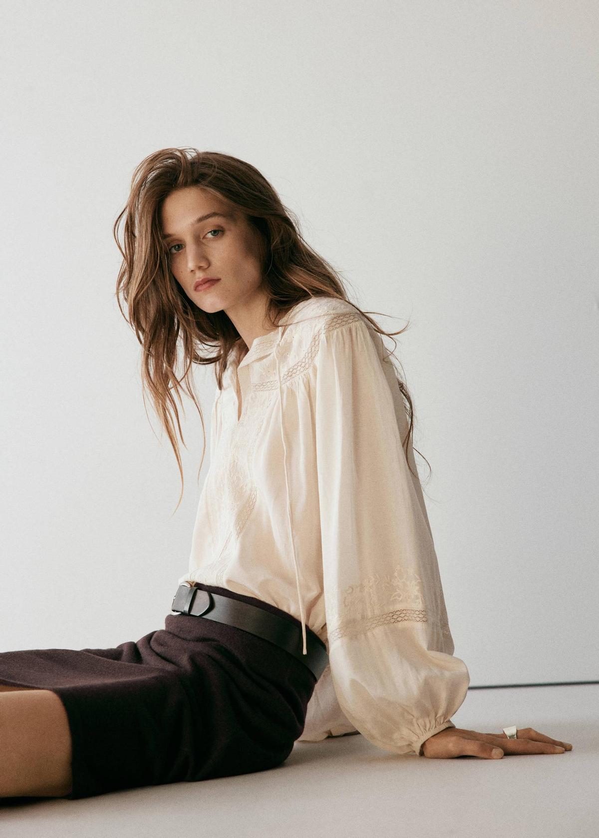 Blouse blanche brodée à manches bouffantes