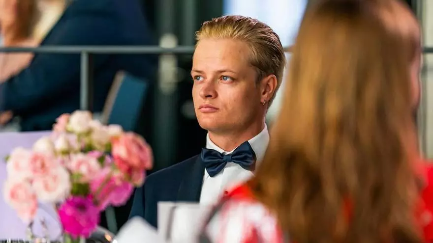 Marius Borg, condamné et avec un bracelet à la cheville, aux côtés de la famille royale de Norvège : il réapparaîtra aux funérailles du roi Harald