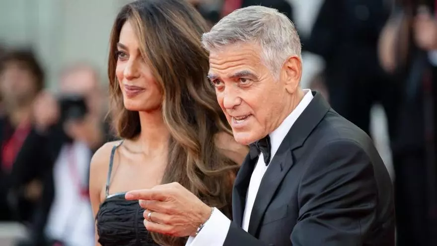 Le détail de George Clooney avec des photographes à la Mostra de Venise