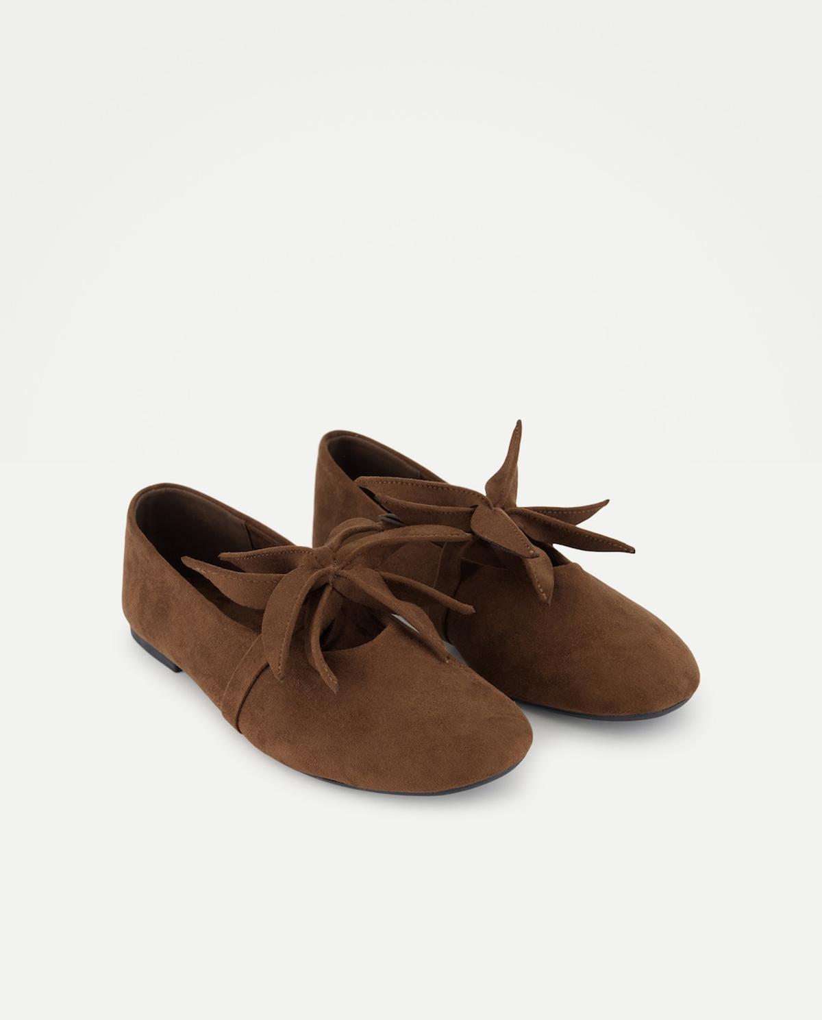 Ballerines en daim marron avec fleur