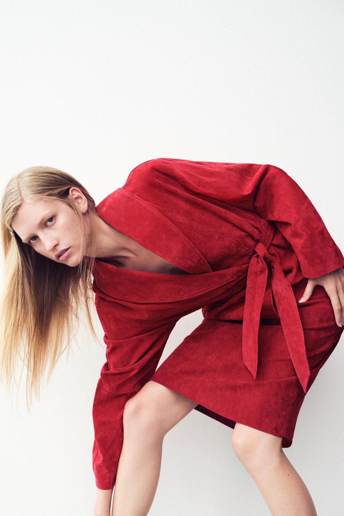 Veste en cuir rouge avec ceinture