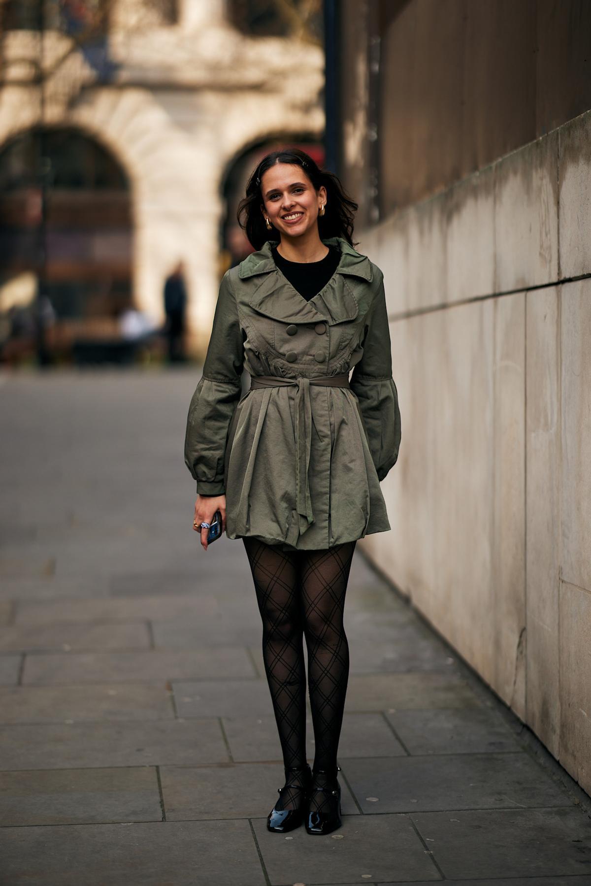 Look street style avec des ballerines noires