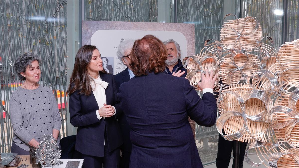 La reine Letizia à l'événement de « Alianza por la lana » : chemisier à nœud, soutien à la laine espagnole et proximité avec les personnes présentes