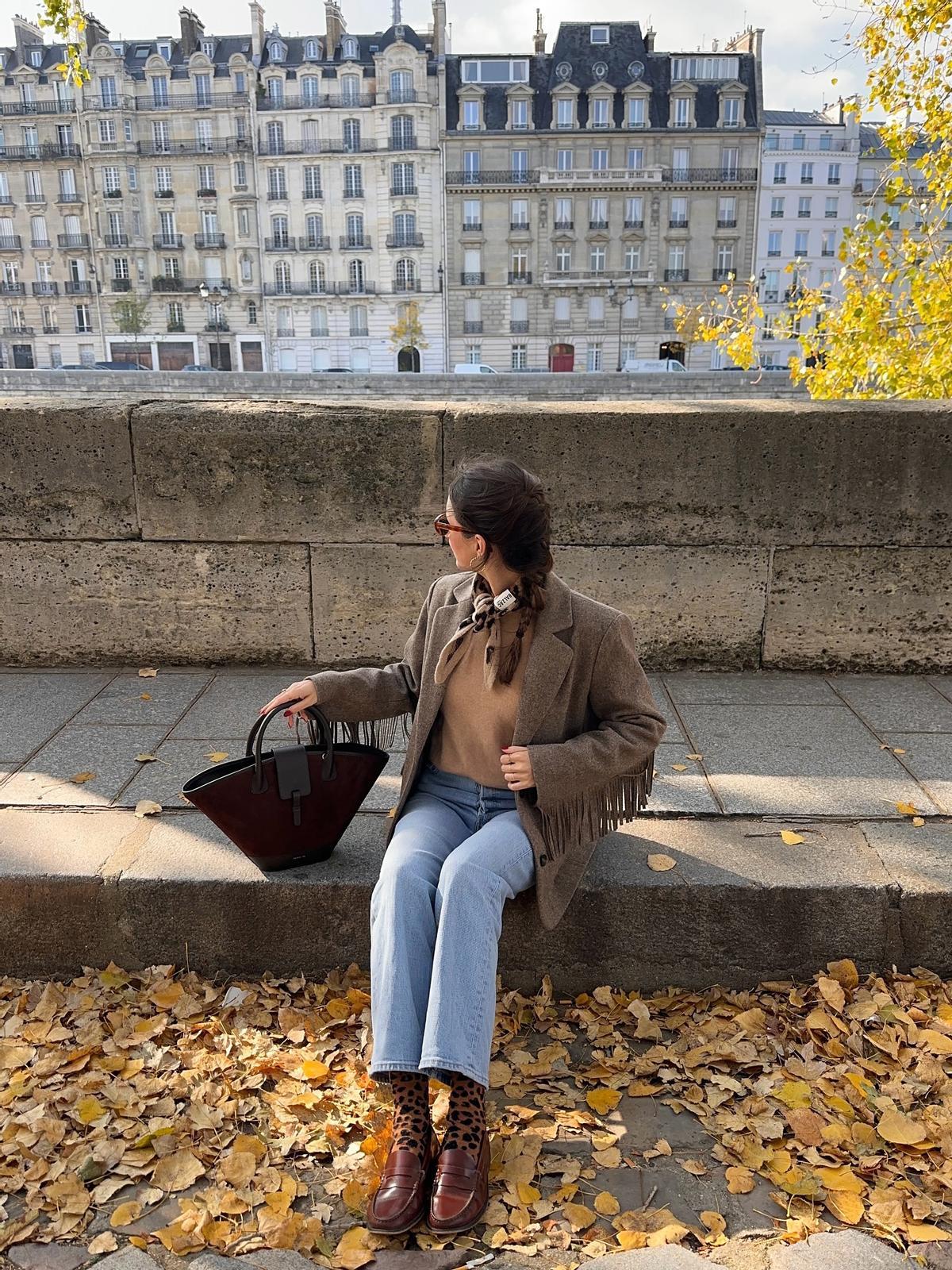 Look street style de l'influenceuse parisienne Marielle Haon avec des mocassins bordeaux
