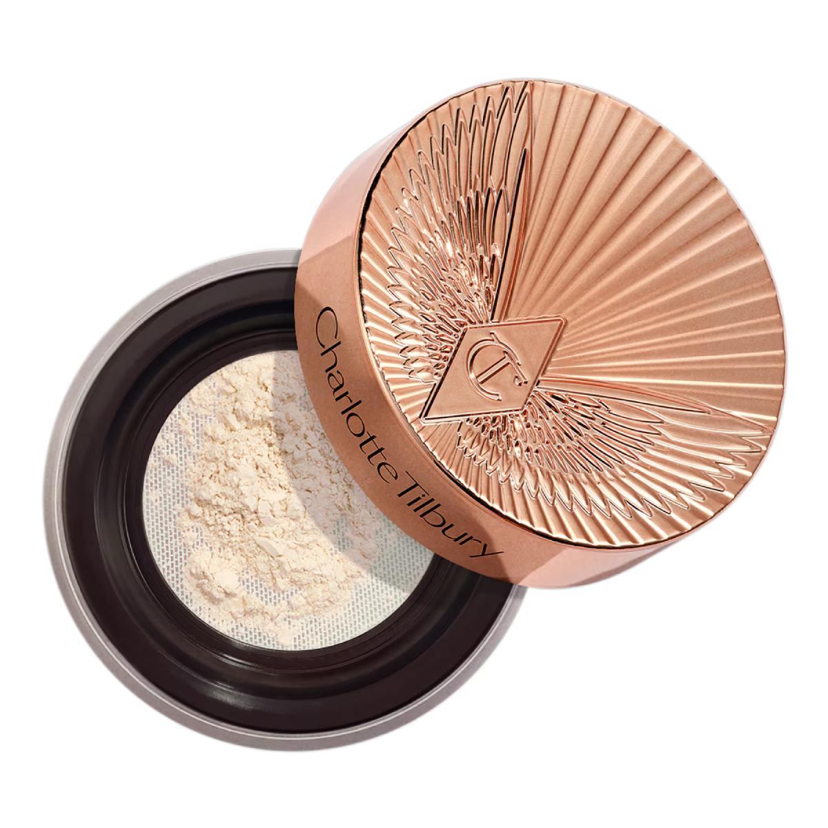 La poudre libre de Charlotte Tilbury utilisée par Ester Expósito