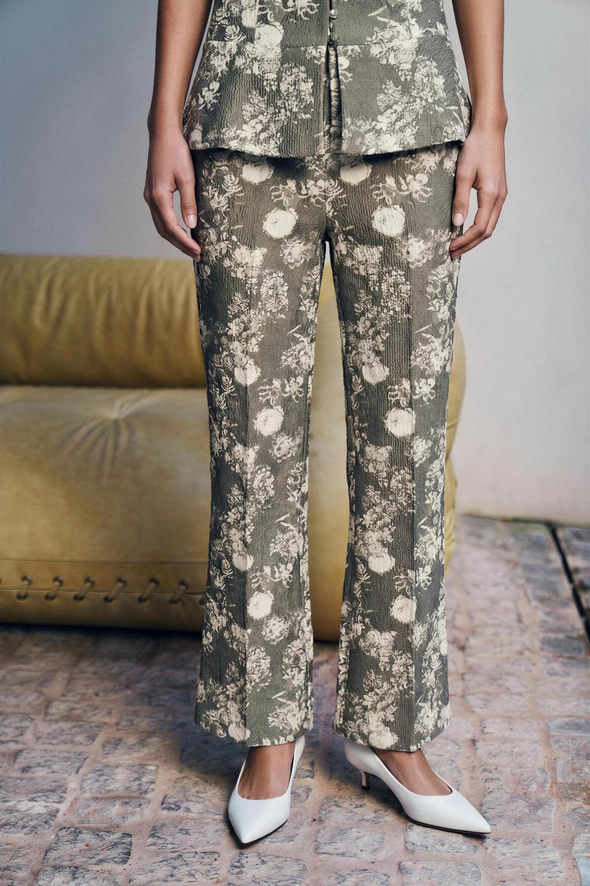 Pantalon évasé en jacquard fleuri