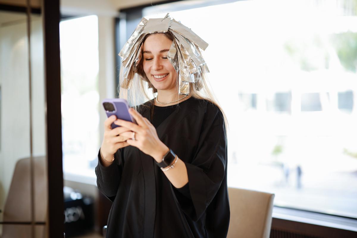 papier d'aluminium dans les cheveux