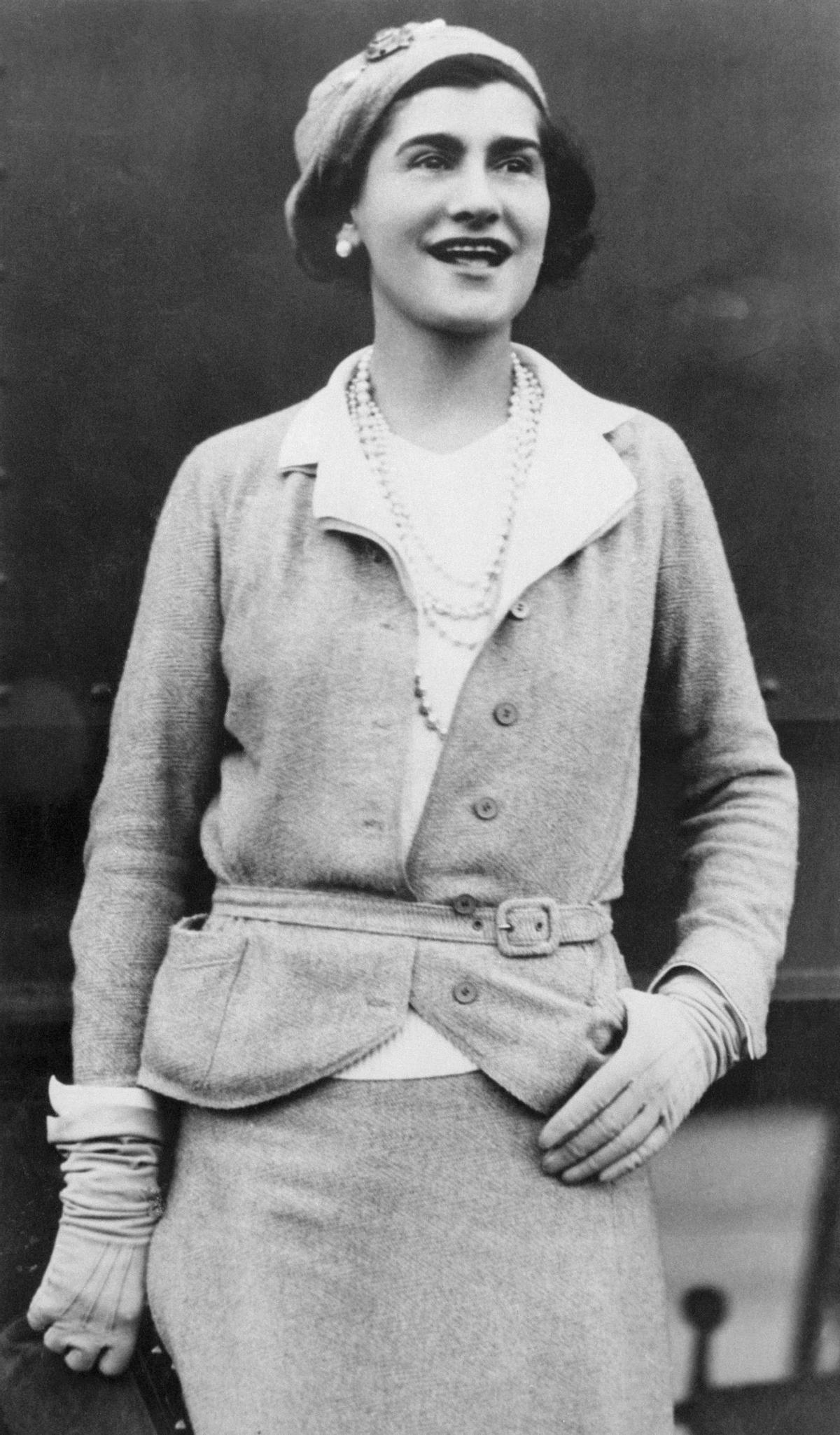 Coco Chanel dans une veste ceinturée dans les années 30