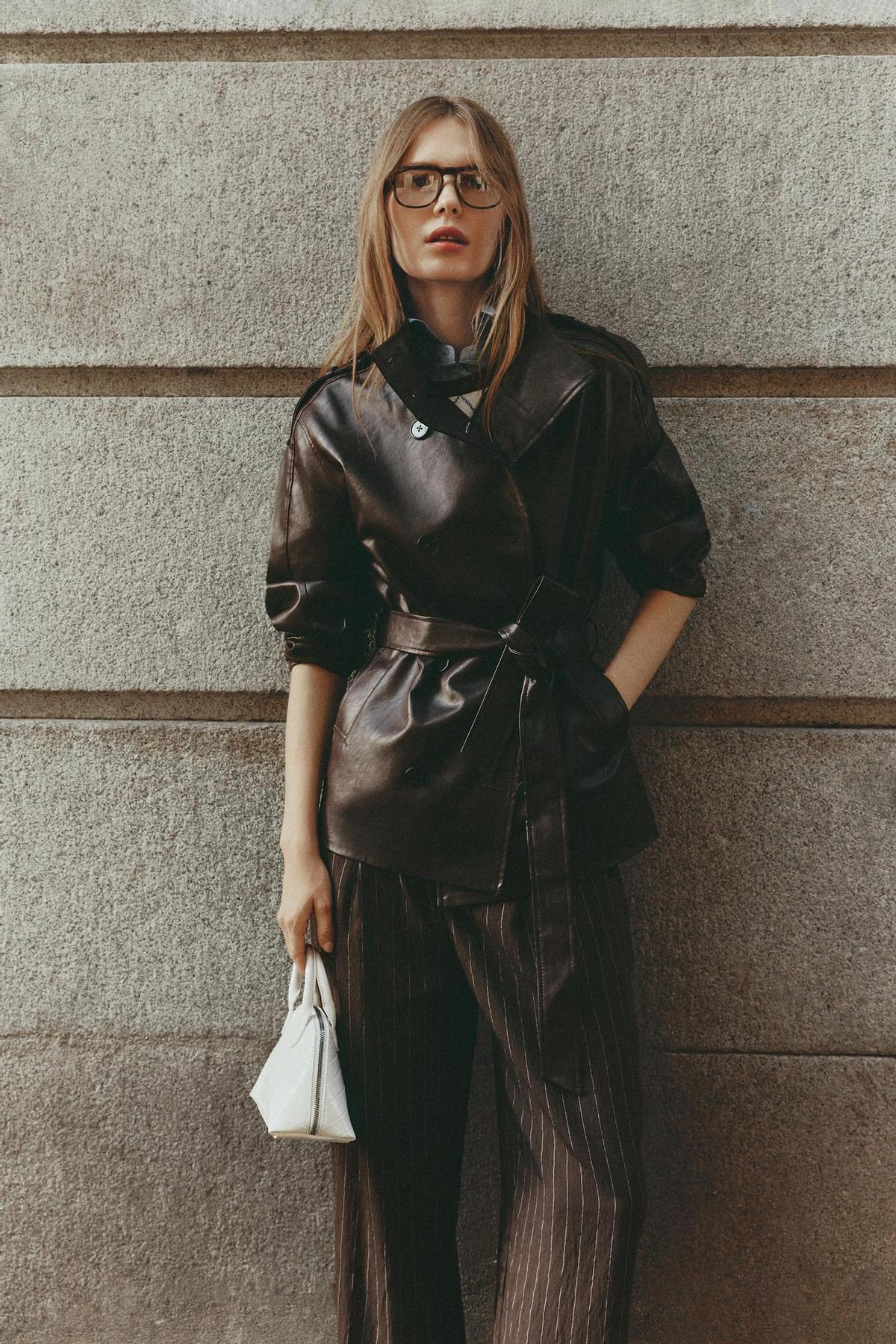Veste en gabardine effet cuir avec ceinture